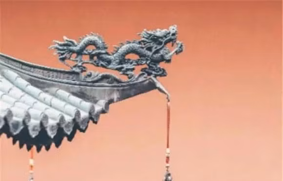  Từ xưa đến nay, rồng được coi là biểu tượng của sức mạnh và sự tốt lành, sinh vật này luôn tồn tại trong nhận thức và văn hóa của người Trung Quốc, và chúng cùng tồn tại với một số loài như Lân (kỳ lân), Quy (rùa) và Phượng (phượng hoàng) gọi là Tứ Linh.