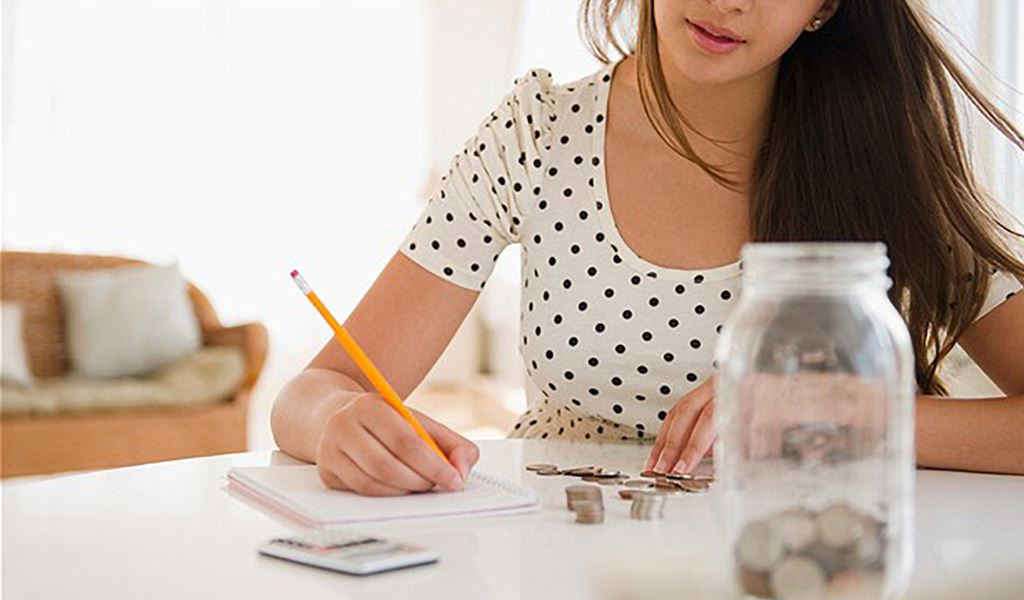 Một người vợ không biết tằn tiện, tiêu xài hoang phí, tiêu tiền như nước, hàng ngày chỉ biết mua sắm đồ thì dù chồng có kiếm bao nhiêu cũng chẳng đủ.