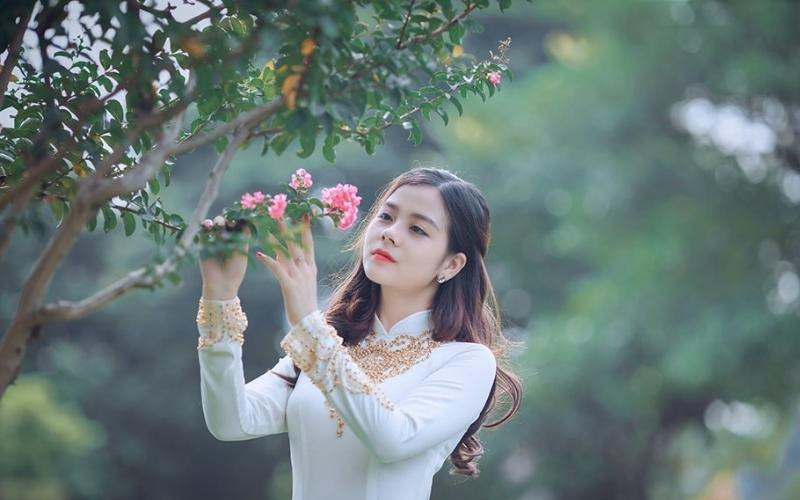  Một người phụ nữ hiền lành, đức hạnh, người đàn ông sẽ có một gia đình nền nếp, hòa hợp hơn. Bởi vì người phụ nữ biết cách kính trọng cha mẹ cũng như dạy dỗ con cái. Họ có thể chia sẻ nhiều áp lực trong cuộc sống, công việc với chồng, giải quyết những mâu thuẫn lớn nhỏ trong gia đình. (Ảnh minh họa: theo internet) 