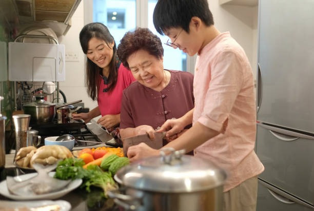 3. Người xưa dặn: Nhà cửa náo nhiệt - gia đình hạnh phúc. Theo người xưa, sự náo nhiệt trong nhà không chỉ nằm ở quy mô dân số mà còn ở mức độ hòa hợp tình cảm giữa các thành viên trong gia đình. Gia đình náo nhiệt, vui vẻ là một biểu tượng quan trọng của hạnh phúc gia đình. Gia đình càng hạnh phúc thì cửa nhà càng sôi động, luôn có tiếng chào hỏi, cười đùa, chia sẻ lẫn nhau. Ảnh minh họa SH