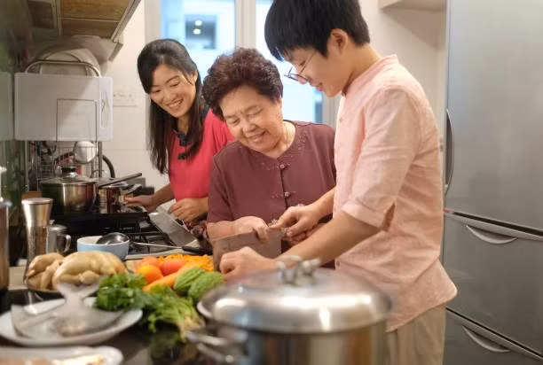 3. Người xưa dặn: Nhà cửa náo nhiệt - gia đình hạnh phúc. Theo người xưa, sự náo nhiệt trong nhà không chỉ nằm ở quy mô dân số mà còn ở mức độ hòa hợp tình cảm giữa các thành viên trong gia đình. Gia đình náo nhiệt, vui vẻ là một biểu tượng quan trọng của hạnh phúc gia đình. Gia đình càng hạnh phúc thì cửa nhà càng sôi động, luôn có tiếng chào hỏi, cười đùa, chia sẻ lẫn nhau. Ảnh minh họa SH