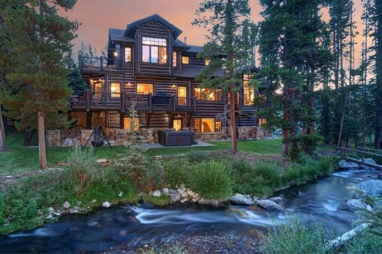  5. Người xưa dặn: Nhà có dòng nước chảy, tài lộc dồi dào. Nước đóng vai trò rất quan trọng trong quan niệm kiến trúc của người xưa. Người xưa chắc chắn sẽ quan tâm đến vấn đề dòng nước khi xây nhà. Dòng nước tượng trưng cho dòng chảy của tài lộc. Dòng nước chảy càng nhanh thì sự giàu có của gia đình sẽ càng thuận lợi. 