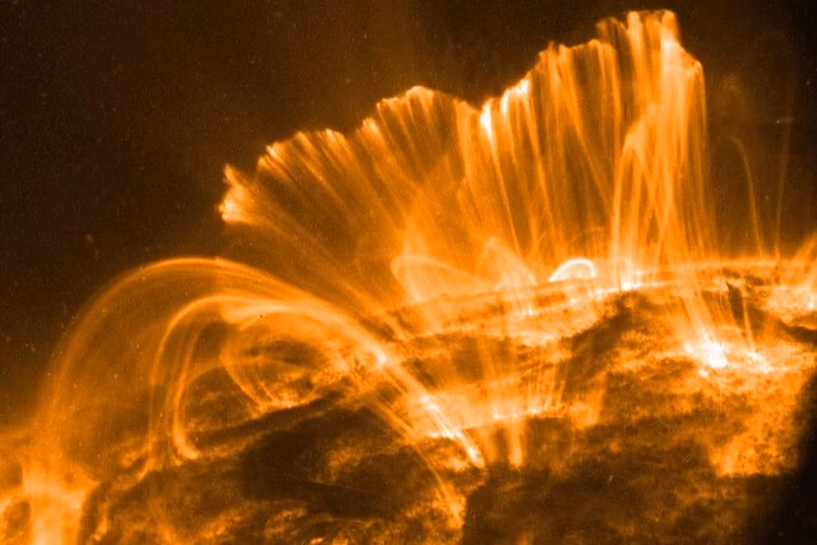 Mưa plasma dữ dội: Do bề mặt của mặt trời nóng tới hàng triệu độ C, nên nước không thể bốc hơi hay ngưng tụ. Thay vào đó, những cơn mưa này xuất phát từ các dòng chảy plasma được tích điện, phóng lên bầu khí quyển bên ngoài Mặt Trời. Tại đây, plasma được làm mát, và sẽ ngưng tụ thành các khối khí dày, trước khi rơi trở lại xuống bề mặt của Mặt Trời, tạo thành những "cơn mưa" đầy dữ dội với tên gọi là coronal.