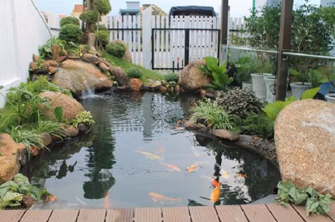 Nếu dòng chảy không tốt, tắc nghẽn, rò rỉ, ô nhiễm hay quá nhiều đều sẽ ảnh hưởng đến phong thủy gia đình. Nếu nước đọng lâu ngày chứng tỏ tài vận của gia đình đã bị tổn hại nặng nề, tài lộc kém, kinh tế túng thiếu.