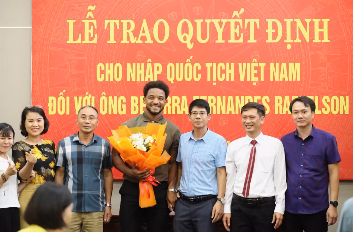 "Cả gia đình tôi đang sống ở Việt Nam. Với tôi, đây là quê hương thứ hai. Tôi thật sự hạnh phúc khi được trở thành công dân Việt Nam. Tôi xin hứa sẽ chấp hành nghiêm túc các quy định của pháp luật Việt Nam và nỗ lực để cống hiến cho bóng đá Việt Nam", Xuân Son phát biểu sau khi chính thức