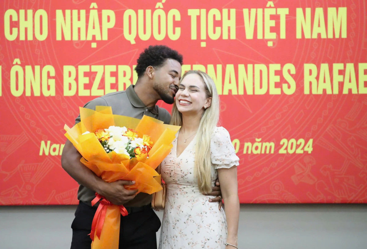 "Cô ấy giống tôi, thích các món ăn Việt Nam. Cô ấy còn nấu được rất nhiều món Việt Nam nữa", Xuân Son chia sẻ về vợ.