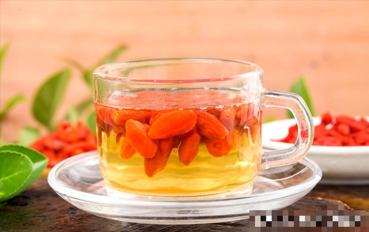  Lá kỷ tử ăn vào mùa xuân cũng có nhiều tác dụng chữa bệnh, thanh nhiệt, giải độc, có thể nấu canh, xào trứng mang lại món ăn thơm ngon và bổ dưỡng. Ăn quả kỷ tử vào mùa thu có tác dụng bổ gan, thận, nâng cao khả năng miễn dịch của cơ thể, giúp cơ thể khỏe mạnh hơn. Quả kỷ tử có thể pha trà, nấu canh, hầm thịt. Ảnh minh họa Toutiao 