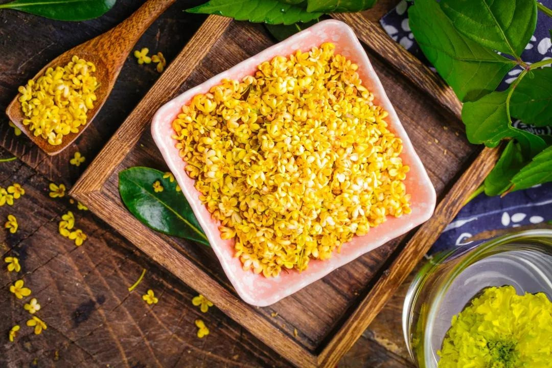  Những bông hoa riêng lẻ rất nhỏ nhưng đáng chú ý vì chúng nở thành cụm. Hương thơm được so sánh với hương thơm của hoa nhài, hoa cam hoặc đào, vô cùng ngào ngạt, nồng nàn, quyến rũ động lòng người. khi rơi xuống đất giống như trải một tấm thảm màu cam. rất đẹp và thơm. 