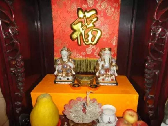  5. Di chuyển bàn thờ, tượng thần linh trước: Nếu trong nhà có bàn thờ hoặc tượng thần linh, cần chuyển đến nhà mới trước và làm lễ cúng. Khi kê giường, nên chọn giờ đẹp. Nếu giờ đẹp chưa đến, có thể dựng giường tựa vào tường, chờ đúng giờ mới kê vào vị trí chính thức. Nếu mời được người tuổi Thìn đến "đè giường" thì càng tốt.