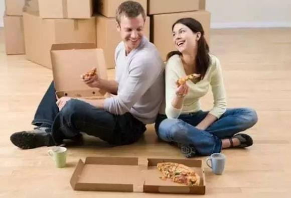 br/> 2. Không tiếp tục sửa chữa sau khi vào nhà: Trước khi chuyển vào, gia chủ có thể sửa chữa, ngăn phòng hay thay đổi thiết kế. Tuy nhiên, sau khi đã dọn vào, nên hạn chế việc sửa sang. Nếu bắt buộc phải sửa, hãy đợi vài ngày sau khi đã ổn định. 