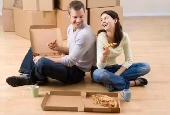 br/> 2. Không tiếp tục sửa chữa sau khi vào nhà: Trước khi chuyển vào, gia chủ có thể sửa chữa, ngăn phòng hay thay đổi thiết kế. Tuy nhiên, sau khi đã dọn vào, nên hạn chế việc sửa sang. Nếu bắt buộc phải sửa, hãy đợi vài ngày sau khi đã ổn định. 