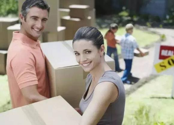  7. Gia chủ nên có mặt trong quá trình chuyển nhà: Gia chủ nên tự tay sắp xếp và theo dõi quá trình chuyển nhà, thay vì ủy thác hoàn toàn cho người khác. Như vậy sẽ dễ dàng kiểm soát vị trí đồ đạc và nhanh chóng tìm được khi cần.