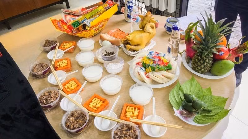 br/> 4. Chọn ngày tốt theo phong thủy: Cần tham khảo lịch âm để chọn ngày tốt, tránh trùng với ngày sinh nhật của thành viên trong gia đình. Việc chuyển nhà nên hoàn thành trước buổi trưa, vì điều này sẽ thuận lợi cho phong thủy của ngôi nhà mới. 