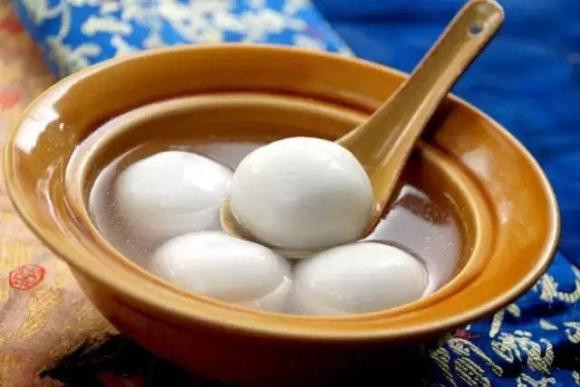 br/> 14. Mời khách đến nhà mới: Vào ngày chuyển nhà, nếu bận rộn không thể mời khách, gia chủ có thể chọn ngày khác để tổ chức tiệc. Ngoài ra, thường xuyên mời bạn bè đến uống trà sẽ giúp ngôi nhà thêm phần ấm cúng. 