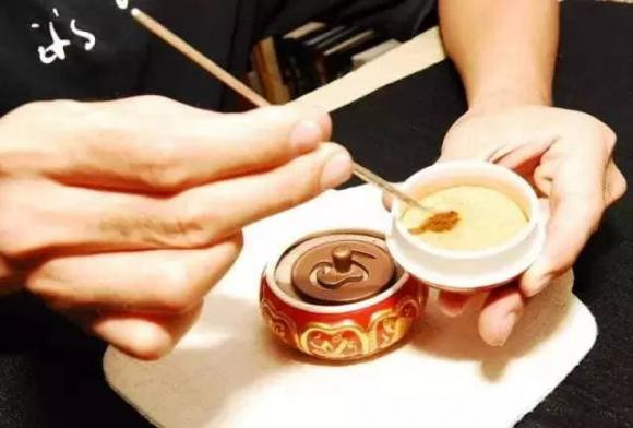 12. Đi hương khắp nhà để xua tà khí: Sau khi chuyển vào, hãy đốt hương và đi quanh nhà. Bắt đầu từ bên trái, xông từ phòng khách đến phòng ngủ, nhà vệ sinh, bếp, trần nhà, tường và góc tường. Khi hoàn thành, đi ra bên phải và dập tắt hương ở nơi an toàn. Hành động này giúp loại bỏ tà khí còn sót lại. 