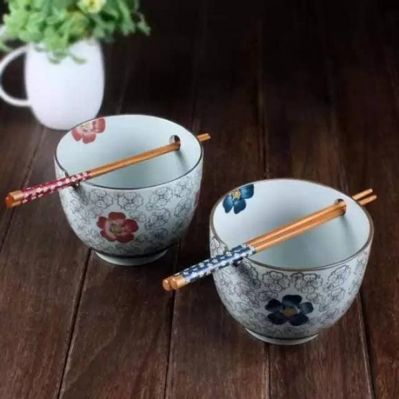  13. Sử dụng đồ đạc thành đôi: Các vật dụng như bát đũa nên chuẩn bị theo cặp, tránh mang những món đồ sứt mẻ vào nhà mới. Nếu có, hãy để lại và mang vào sau.