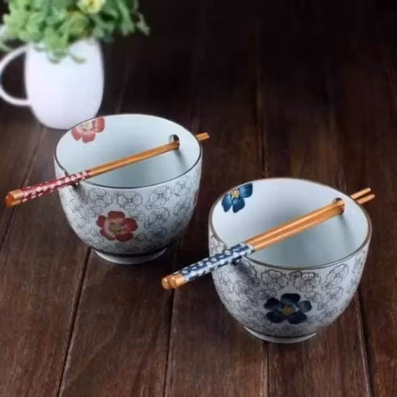  13. Sử dụng đồ đạc thành đôi: Các vật dụng như bát đũa nên chuẩn bị theo cặp, tránh mang những món đồ sứt mẻ vào nhà mới. Nếu có, hãy để lại và mang vào sau.