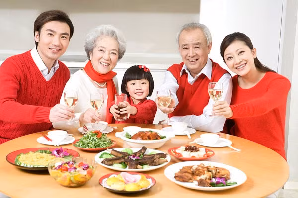  9. Tổ chức tiệc tân gia trong tuần đầu: Trong vòng một tuần sau khi chuyển nhà, gia đình nên mời bạn bè, người thân, hoặc hàng xóm đến chơi, ăn uống, tạo không khí vui vẻ, sôi nổi. Càng đông người thì càng tốt, vì sự nhộn nhịp này được cho là giúp xua đuổi tà khí. 