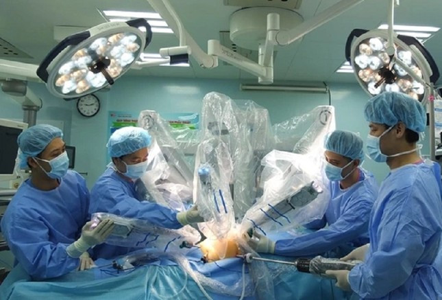 Dung robot phau thuat cuu cu ba U90 bi ung thu dai trang