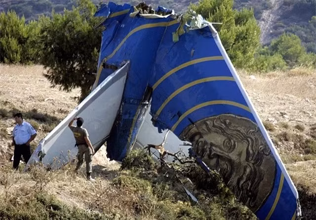 Am anh doan ghi am cua phi cong chung kien ‘may bay ma’ roi