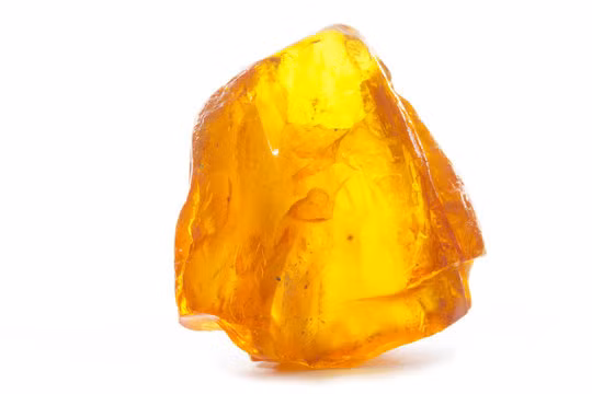 Hổ phách là một món quà quý giá từ thiên nhiên, mang trong mình vẻ đẹp và giá trị vượt thời gian. Từ những viên hổ phách nhỏ bé, chúng ta có thể khám phá ra nhiều điều kỳ diệu về lịch sử và văn hóa của loài người.(Ảnh :Adobe Stock)