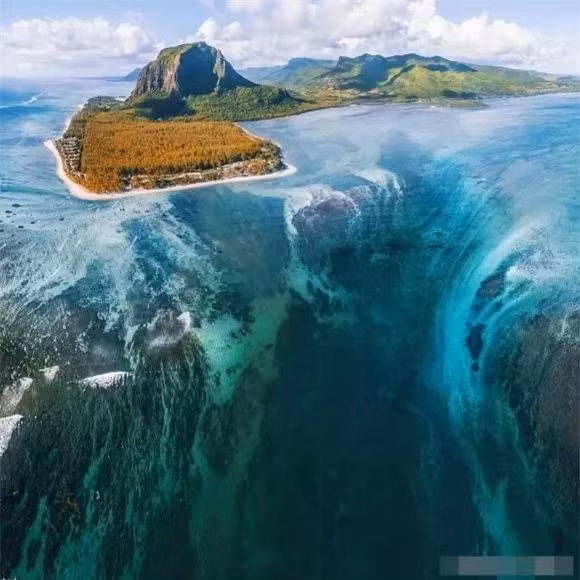 Thac nuoc doc dao khong phai tren mat dat ma duoi day bien-Hinh-5