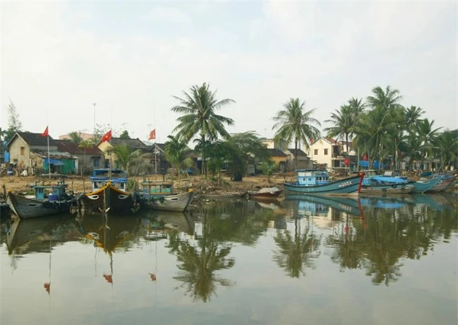 Sau đó anh rời xa trung tâm và tìm đến những địa điểm khác như Hồ Tây, chùa Trấn Quốc, tìm hiểu con người tại khu chợ. Nơi đây có rất nhiều quầy bán với thực phẩm tươi, "Điểm tham quan thú vị nhất ở Hà Nội có lẽ là Văn Miếu Quốc Tử Giám, thành lập năm 1070. Tới năm 1076, nơi đây trở thành trường đại học đầu tiên tại Việt Nam. Rất nhiều khách nước ngoài muốn tới đây để tìm hiểu văn hóa, lịch sử", anh chia sẻ thông tin. Ảnh: Hội An thời điểm chưa đông đúc vào náo nhiệt