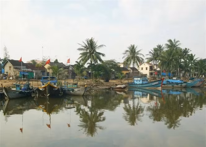 Sau đó anh rời xa trung tâm và tìm đến những địa điểm khác như Hồ Tây, chùa Trấn Quốc, tìm hiểu con người tại khu chợ. Nơi đây có rất nhiều quầy bán với thực phẩm tươi, "Điểm tham quan thú vị nhất ở Hà Nội có lẽ là Văn Miếu Quốc Tử Giám, thành lập năm 1070. Tới năm 1076, nơi đây trở thành trường đại học đầu tiên tại Việt Nam. Rất nhiều khách nước ngoài muốn tới đây để tìm hiểu văn hóa, lịch sử", anh chia sẻ thông tin. Ảnh: Hội An thời điểm chưa đông đúc vào náo nhiệt