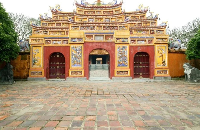 Sau đó anh tiếp tục hành trình của mình tới Huế, Hội An, Cam Ranh, Đà Lạt và địa điểm cuối cùng là TP.HCM. Một số hình ảnh được anh chia sẻ cho thấy vào thời điểm đó du lịch nước ta chưa quá phát triển, các cảnh quan thiên nhiên vẫn giữ được nét hoang sơ vốn có. Đặc biệt là phố cổ Hội An, có phần nhìn khá khác biệt so với thời điểm đông vui nhộn nhịp bây giờ. Ảnh: Địa điểm tại Huế được Richard chụp lại