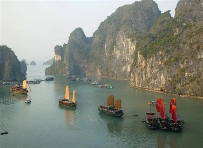 Năm 2004 là thời điểm mà Richard đến Hà Nội, lúc này phương tiện di chuyển trên đường chủ yếu là xe máy. Rời Hà Nội anh đến vịnh Hạ Long, Cát Bà, nơi đây phần lớn là vườn quốc gia với hệ thống sinh thái động thực vật phong phú. Ảnh: Vịnh Hạ Long năm 2004