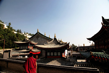 Người dân tộc Tạng cho rằng, vạn vật trên thế gian đều phải nghe theo sự sai khiến của thần linh.