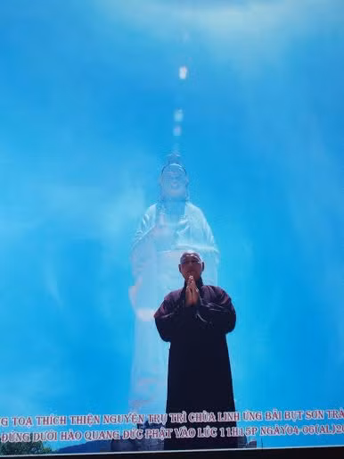 Ngôi chùa mang một phong cách hiện đại kết hợp với tính truyền thống vốn có của chùa chiền Việt Nam. Được sự hộ trì, động viên khích lệ của Chư tôn thiền đức, sự đồng thuận và tạo điều kiện của lãnh đạo thành phố, sự ủng hộ của đồng bào phật tử, chùa Linh Ứng Bãi Bụt hiện hữu sừng sững trên núi Sơn Trà như minh chứng cho sự kết hợp giữa Đạo pháp và Dân tộc. Qua đó, làm nên một công trình in đậm dấu ấn phát triển của Phật giáo Việt Nam ở thế kỷ XXI, đúng vào dịp tưởng niệm Quốc Tổ Hùng Vương, liệt vị Tổ tiên nhân kỷ niệm Đại lễ 1.000 năm Thăng Long - Hà Nội.