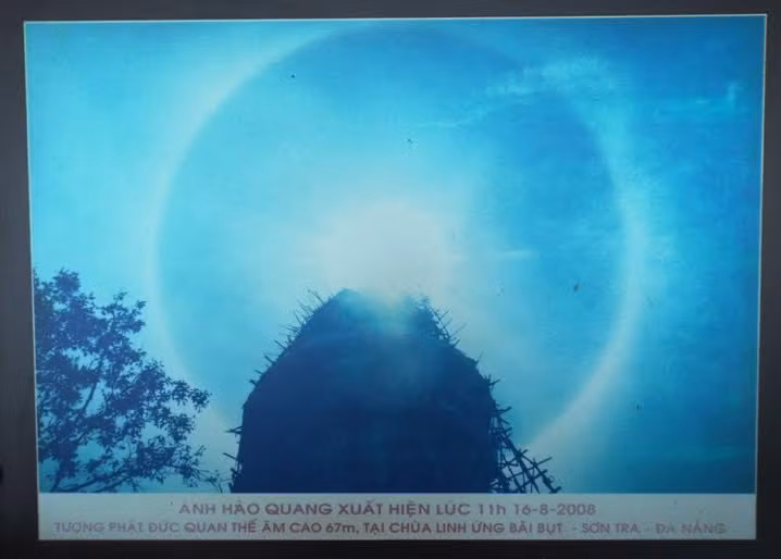 Nhưng Linh Ứng Tự Bãi Bụt là ngôi chùa to nhất, mới nhất và đẹp nhất trong 3 ngôi chùa kể trên. Được khởi công vào ngày 19/6/2004 âm lịch, sau 6 năm xây dựng ngày 30/7/2010 (nhằm ngày 19/6 năm Canh Dần) chùa chính thức khánh thành giai đoạn đầu trên khu đất rộng 20 ha với những hạng mục chánh điện, nhà tổ, giảng đường, tăng đường, thư viện, nhà ăn, vườn tượng các vị la hán và hiện đang xây dựng những công trình theo kế hoạch. Ảnh: Ánh hào quang xuất hiện lúc 11h ngày 16/8/2008.