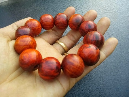 Một chiếc vòng tay bằng gỗ sưa.