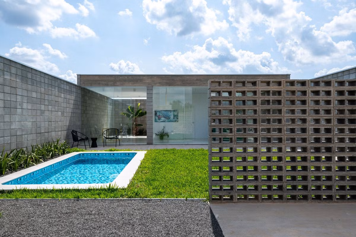 Đây có thể là ngôi nhà được xây dựng đơn giản nhất mà bạn từng biết. Theo đó, ngôi nhà dùng chính phần tường bao để làm cửa, giúp bảo vệ an ninh cho ngôi nhà.