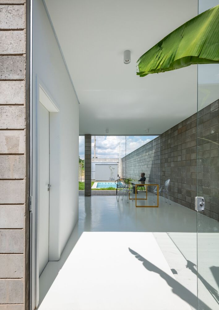 Mái nhà có hình cánh bướm, với độ dốc 6% và ngói kiểu sandwich. Trần nhà được làm bằng tấm thạch cao cộng với tấm nhựa trong suốt PET khắp nhà, với chênh lệch chiều cao chỉ ở phần lõi.