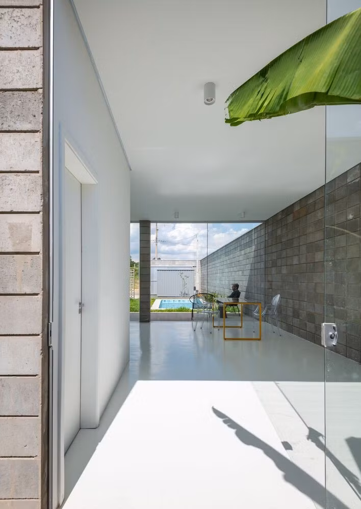 Mái nhà có hình cánh bướm, với độ dốc 6% và ngói kiểu sandwich. Trần nhà được làm bằng tấm thạch cao cộng với tấm nhựa trong suốt PET khắp nhà, với chênh lệch chiều cao chỉ ở phần lõi.