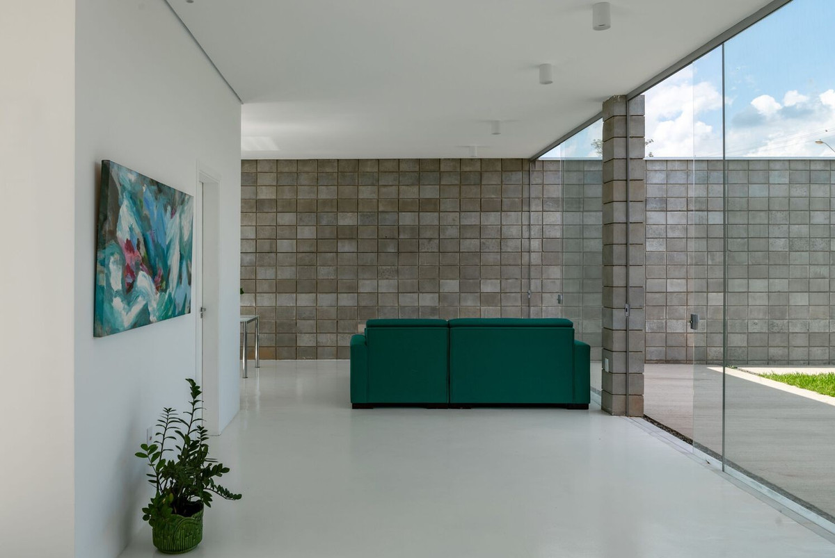 Công trình vẫn đáp ứng các chức năng của một ngôi nhà thông thường với hai phòng ngủ cộng với một phòng suite. Kiến trúc sư sử dụng phương pháp xây dựng với các khối kết cấu lộ ra, ngoại trừ phần lõi, nơi được trát thạch cao và epoxy trắng, trong khi sàn bê tông đánh bóng.