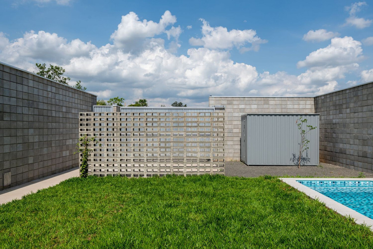 Với mong muốn ngôi nhà có nhiều ánh nắng nhất có thể, trong khi không gian luôn thông thoáng nhờ hệ thống thông gió tự nhiên, nên ngôi nhà cách bức tường phía sau khoảng 2 mét.