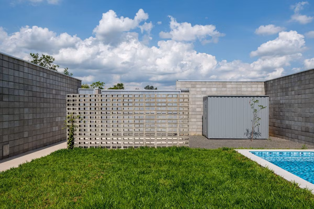 Với mong muốn ngôi nhà có nhiều ánh nắng nhất có thể, trong khi không gian luôn thông thoáng nhờ hệ thống thông gió tự nhiên, nên ngôi nhà cách bức tường phía sau khoảng 2 mét.