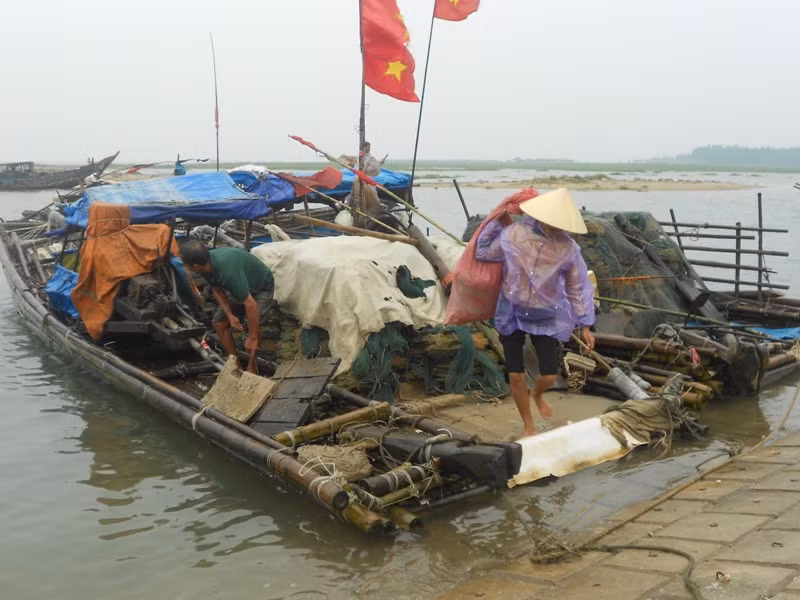 Tài sản trên thuyền được ngư dân mang vào nhà là biện pháp tránh tổn thất tốt nhất.