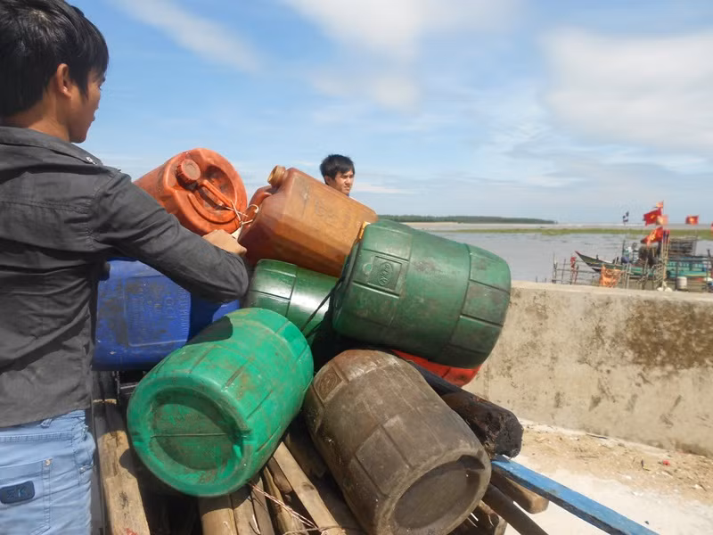 Chuẩn bị dầu để ra khơi.