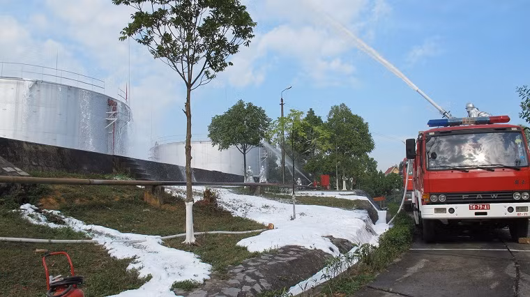 Tình huống giả định là kho xăng dầu Phân kho 86/Kho 671 đang tiếp nhận nhiên liệu từ xe ô tô Stéc tại họng tiếp nhận vào bể chứa 25m3 vì thời tiết đang có mưa, giông kéo đến; thì 1 tia sét đã đánh vào bể chứa số 1,gây cháy bể này. Đám cháy lớn có nguy cơ cháy lan các khu vực trong kho xăng dầu Phân kho 86…