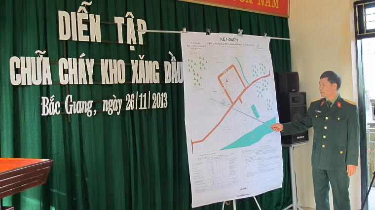 Đại tá Hồ Doãn Hùng, Chủ nhiệm Kho 671 báo cáo phương án diễn tập