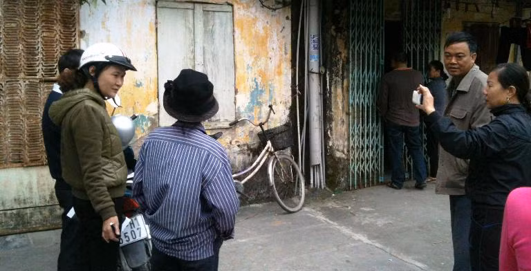 Bà Trần Thị Thu Hà, PGĐ TTPT quỹ đất TP Thái Bình đang giải thích cho người dân