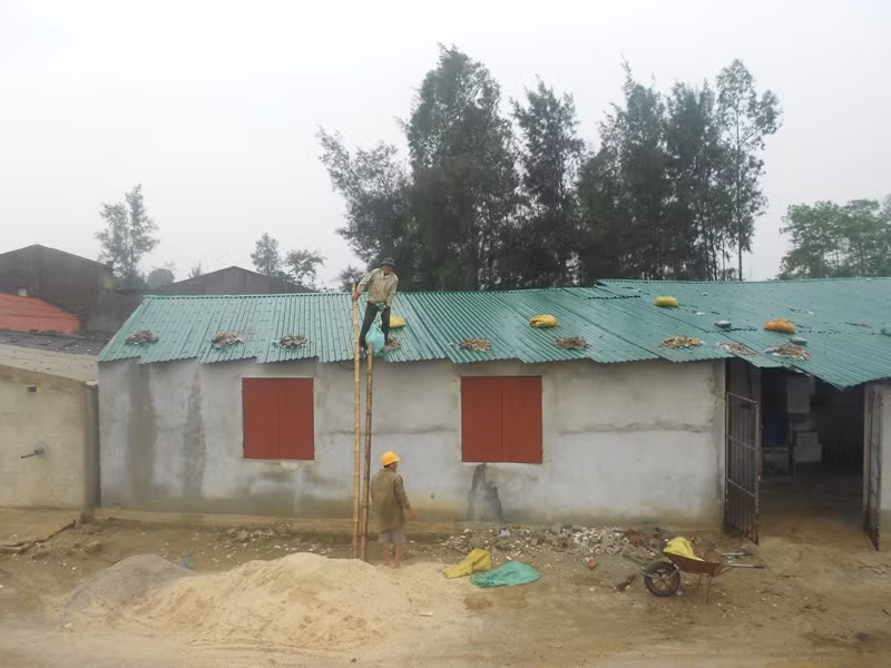 Chằng chống nhà cửa để mái tôn không bị tốc, bay vì vù.