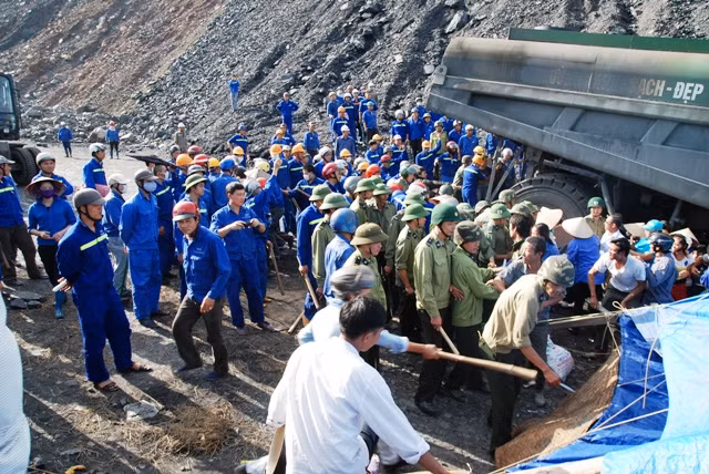 Giám đốc và nhiều công nhân cũng bị thương do người dân ném đá