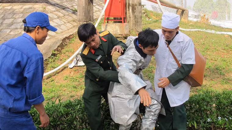 Lực lượng Phân kho 86 đưa nạn nhân bị thương ra khỏi khu vực nguy hiểm. Quân y đơn vị tổ chức sơ cấp cứu kịp thời người bị nạn và chuyển về Bệnh viện huyện Lạng Giang và Bệnh viện Quân y 110/Quân khu 1, TP Bắc Ninh.