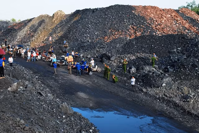 Đường dân sinh đi qua bãi thải than rất nguy hiểm.