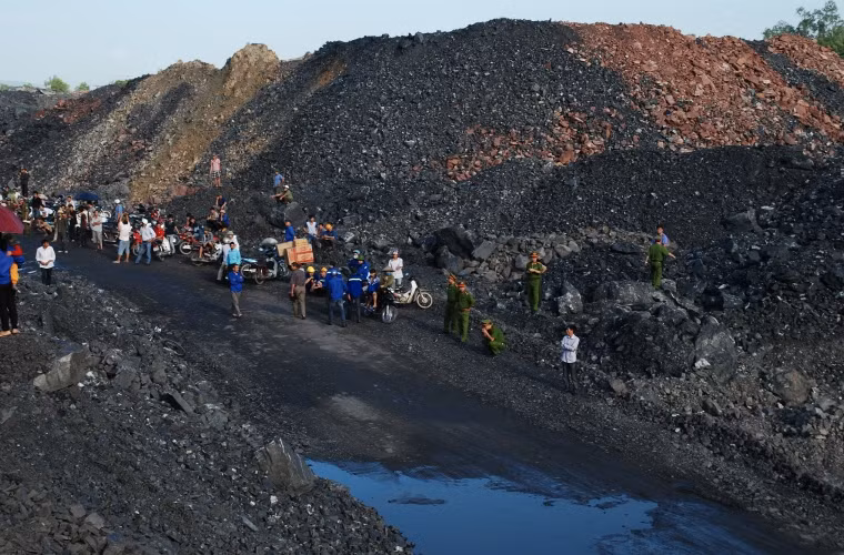 Bí thư Đảng ủy xã An Khánh, ông Trần Văn Quang khẳng định, không có chuyện đánh nhau giữa công nhân mỏ và người dân làng Ngò. “Thời điểm xảy ra vụ việc tôi cũng có mặt, nhiều người dân bị thương bảo là do công nhân mỏ đánh. Tuy nhiên, trong khi xảy ra điểm nóng, nhiều người không giữ được bình tĩnh nên xảy ra xô xát. Nhiều người dân bị thương là do quá trình xô đẩy. Ngay cả người dân cũng không bình tĩnh được đã ném đá vào giám đốc công ty đó. Khi đó lực lượng công an huyện, xã cũng có mặt để bảo vệ. Và không thể có chuyện đánh nhau", ông Quang cho biết.